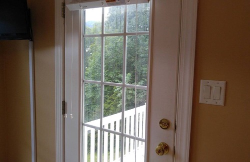 Barnardsville House | Scenic Mountain Retreat with Balcony Near Asheville, NC