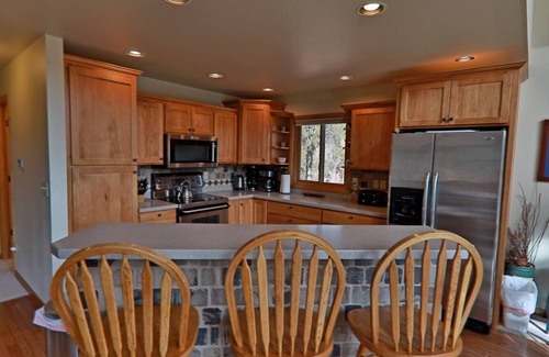 Grand Country Estates House | Inviting Mountain Lodge: Ski, Hike & Relax in Nature