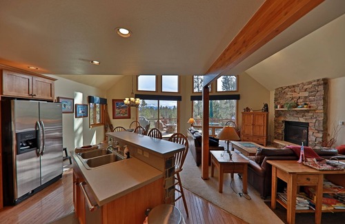Grand Country Estates House | Inviting Mountain Lodge: Ski, Hike & Relax in Nature