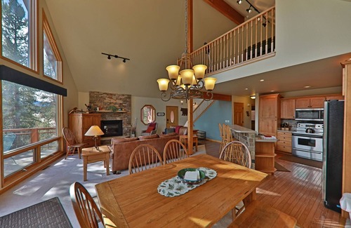 Grand Country Estates House | Inviting Mountain Lodge: Ski, Hike & Relax in Nature