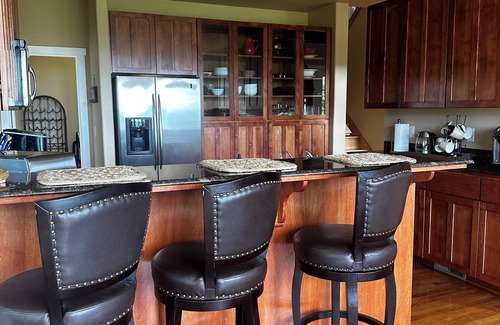 Medford House | Tranquil Mountain Retreat with Spectacular Valley Views