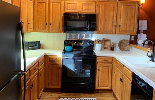 Avon House | Idyllic Mountainside Retreat with Hot Tub & Free Shuttle