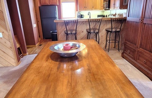 Avon House | Idyllic Mountainside Retreat with Hot Tub & Free Shuttle