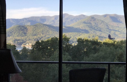 Hiawassee Cabin | Tranquil Retreat with Scenic Views & King Master Suite
