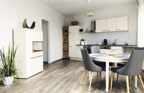 Surheide Apartment | Modern 2-Room Apartment with Roof Terrace & Ocean View
