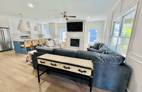 Northeast South Bend House | Beautiful new 4-bedrm house less than 1 mile to ND campus, easy walk up Eddy St