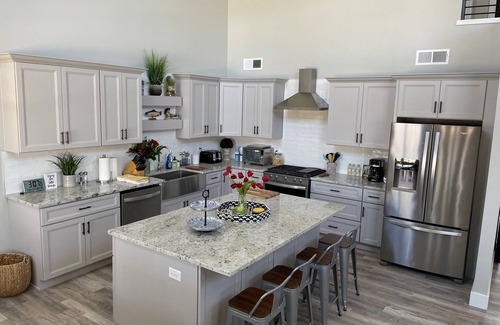 Russell Springs House | Exceptional 4BR Barndominium with Lake View & Breakfast