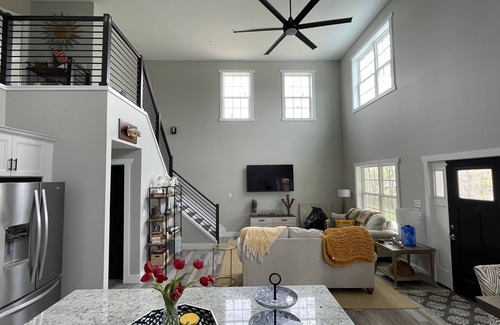 Russell Springs House | Exceptional 4BR Barndominium with Lake View & Breakfast