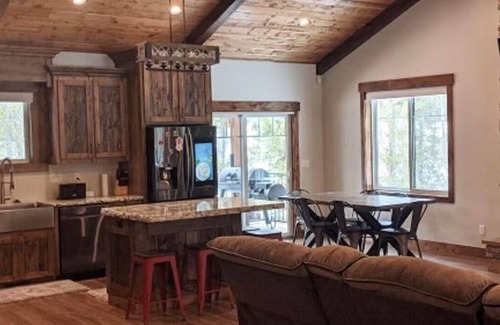 Ashton Cabin | Inviting Cabin Near Yellowstone & Grand Teton National Parks