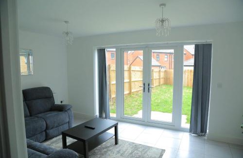 Killingbeck House | Modern Family Retreat with Exceptional Guest Ratings