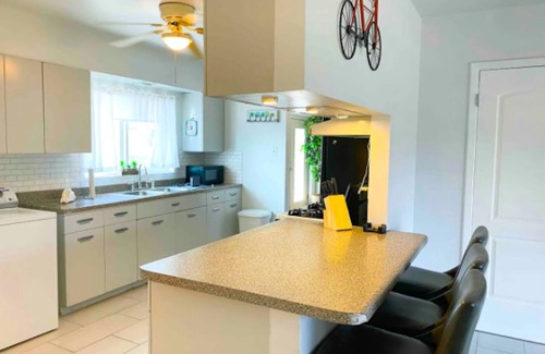 El Paso House | Welcoming Family Home with Spa and Breakfast in West Side