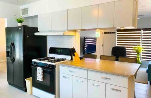 El Paso House | Welcoming Family Home with Spa and Breakfast in West Side