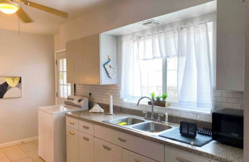 El Paso House | Welcoming Family Home with Spa and Breakfast in West Side