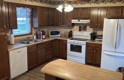 Marshall House | Invite Comfort with New Flooring and Pet-Friendly Amenities