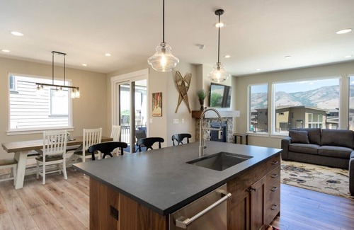 Huntsville House | Inviting Mountain Retreat with Hot Tub & Scenic Views