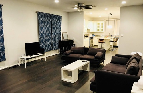 East Downtown Houston House | Inviting New Home Steps from Downtown Houston with Pool