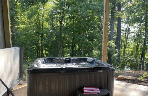 Albany House | Beautiful New Home Overlooking Lake Minutes to Wisdom