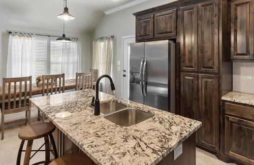 Granbury House | BEAUTIFUL NEW LAKESIDE COMMUNITY HOME