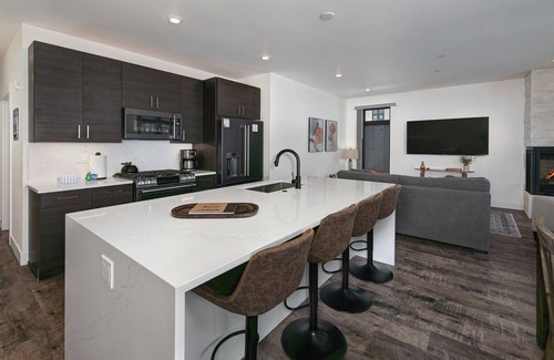 Silverthorne Condo | Inviting 2BR Retreat with Scenic River Views & Breakfast