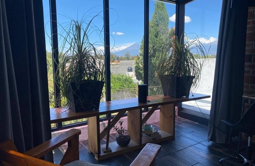 Tetlatlahuca House | Chic New York Loft Near Val'Quirico - Pet Friendly Stay