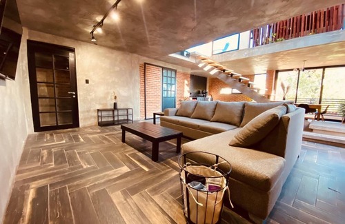Tetlatlahuca House | Chic New York Loft Near Val'Quirico - Pet Friendly Stay