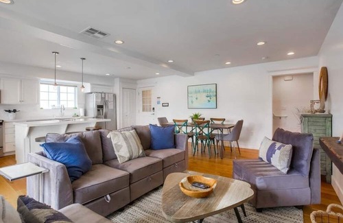 Central Mission Beach Apartment | Stylish Townhouse with Rooftop Deck - Guest Rated 10/10