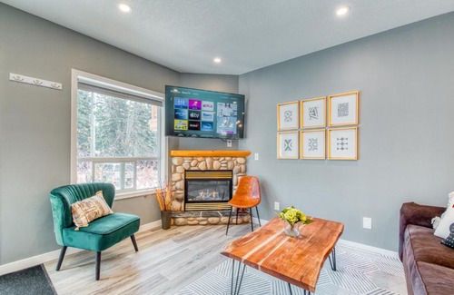 Harvie Heights House | Inviting Mountain View Townhouse Suite for Families
