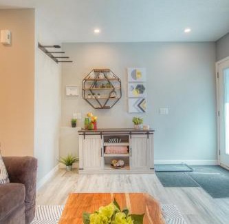 Harvie Heights House | Inviting Mountain View Townhouse Suite for Families