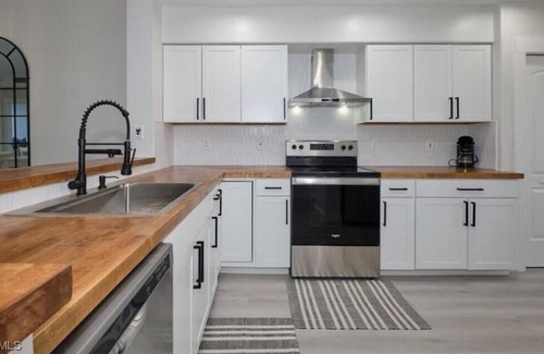 Tropical Cove Condo | Modern 2 Bed 2 Bath Condo in Lexington County Club