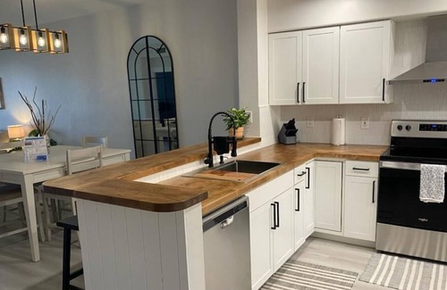 Tropical Cove Condo | Modern 2 Bed 2 Bath Condo in Lexington County Club