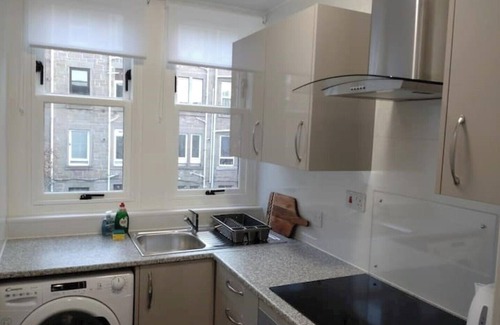 Dundee Apartment | Stylish Newly Renovated Flat Near City Centre - 10/10 Score