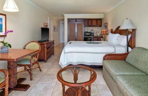 Wailua Apartment | Oceanfront Retreat: Breathtaking Views & Free Parking