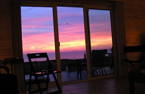 Borden-Carleton Cottage | Oceanfront Beach House with WiFi and Family-Friendly Amenities