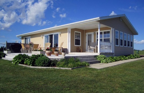 Borden-Carleton Cottage | Oceanfront Beach House with WiFi and Family-Friendly Amenities