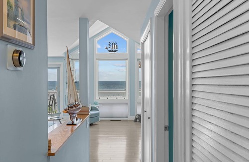 Narragansett Pier Condo | Oceanfront Condo Steps from Narragansett Town Beach