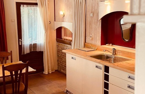 Hoogerheide Cabin | Charming Coachhouse Studio with Oceanfront Pool & Spa
