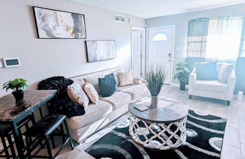 Mid City North Apartment | Stylish One Bedroom Unit with Spa and Hot Tub Access