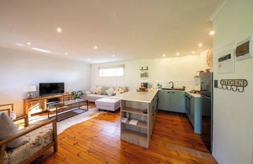 Constantia Cottage | Beautiful One Bedroom Cottage with Pool, Garden & Breathtaking Vineyard Views