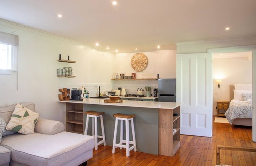 Constantia Cottage | Beautiful One Bedroom Cottage with Pool, Garden & Breathtaking Vineyard Views