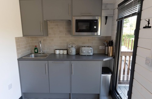 Gumley Cabin | Top-Rated Open Plan Lakeside Lodge in Shearsby