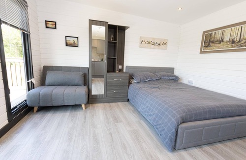 Gumley Cabin | Top-Rated Open Plan Lakeside Lodge in Shearsby