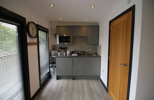 Gumley Cabin | Top-Rated Open Plan Lakeside Lodge in Shearsby