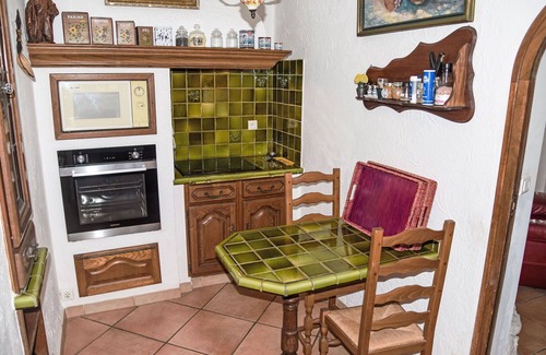 Saumane-de-Vaucluse Villa | Inviting Villa with Private Pool, WiFi & Family Amenities