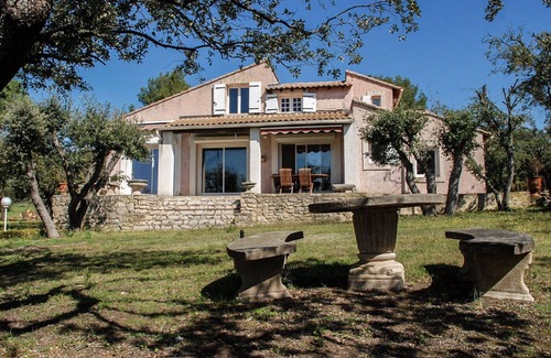 Saumane-de-Vaucluse Villa | Inviting Villa with Private Pool, WiFi & Family Amenities