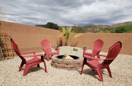 La Verkin House | Tranquil Three-Bedroom Home with Scenic Views & Pool