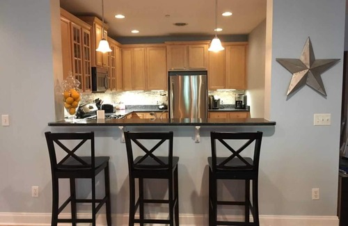 Long Neck Condo | Relaxing Peninsula Condo by Jack Nicklaus Golf Course