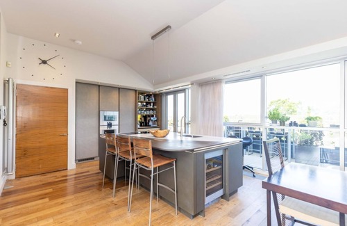 New Town Apartment | ALTIDO 4-Bed Penthouse with Terrace and Hot Tub Oasis
