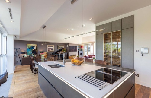 New Town Apartment | ALTIDO 4-Bed Penthouse with Terrace and Hot Tub Oasis