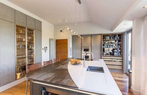 New Town Apartment | ALTIDO 4-Bed Penthouse with Terrace and Hot Tub Oasis