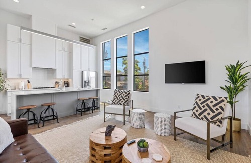 Knox - Henderson House | Ideal 2 Bed Townhome with Prime Location and Great Amenities
